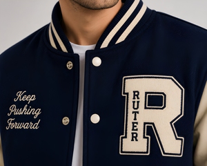 Chaqueta Varsity Unisex Azul Marino y Beige con Letra R Bordada, Bolsillo Frontal, Corte Regular, Cuello en V, Estilo Urbano, Ropa de Invierno - Product Image 5