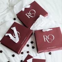 Sac en papier rouge vin avec logo monogramme imprimé sur mesure, ruban en satin blanc, plusieurs tailles, pour emballage de coffret cadeau beauté
