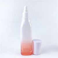Flacons cosmétiques en verre rose dégradé avec bouchon et applicateur, emballage moderne pour usage industriel