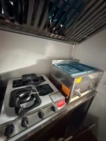 Remorque alimentaire commerciale carrée avec double essieu tandem et équipement de cuisson en acier inoxydable pour la restauration rapide et le service de bière