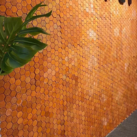 Carrelage mural extérieur moderne en céramique imitation brique rouge hexagonale avec support en maille, antidérapant, épaisseur 12 mm, 300x300 mm, finition mate