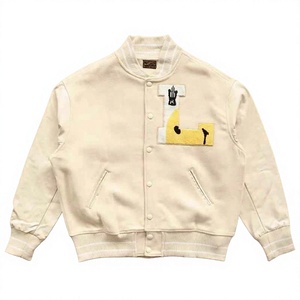 Chaqueta Varsity Negra para Hombre con Mangas de Cuero PU y Parche Bordado - Product Image 3