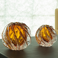 Vase d'art moderne en verre soufflé à la main, plissé, transparent, ambre doré, en forme de sphère spirale, vase à bourgeons, centre de table sculptural pour la décoration intérieure