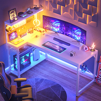 Bureau de jeu en bois à hauteur réglable avec prises électriques, panneau perforé, éclairage LED, support d'écran en L et étagères de rangement