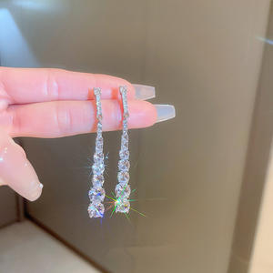 Pendientes de cristal de oro blanco con diseño de gota larga y tachuelas brillantes para mujer, joyería de moda - Product Image 4