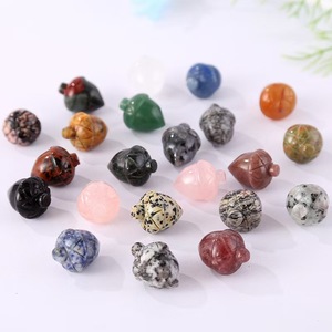 Pierre précieuse en quartz naturel de forme irrégulière, gravée et sculptée en forme de pignon de pin, style mascotte, pour décoration intérieure et bien-être - Product Image 1