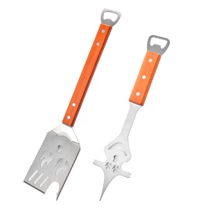 Juego de 5 utensilios de barbacoa de acero inoxidable con mango de madera: espadas para carne, tenedores y espátulas para asar. - Product Image 1