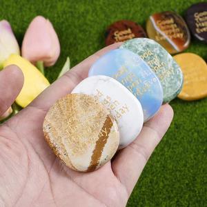 بيع بالجملة لأحجار النخيل المنحوتة من الأحجار الكريمة الطبيعية الصديقة للبيئة مع شعارات منقوشة، هدايا وديكورات فنغ شوي - Product Image 3