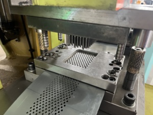 Línea de Producción de Lamas para Puertas Enrollables Europe Cortinas & <span class=keywords><strong>Tiran</strong></span> Plana, Dos Perfiles, Acero Galvanizado Perforado, Línea de Punzonado de 25T - Product Image 5