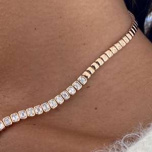 Collar de tenis con moissanita de corte esmeralda engastada en bisel, de plata de ley 925 chapada en oro, regalo de compromiso o boda para pareja - Product Image 1