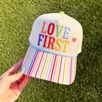 Casquette de baseball brodée avec slogan personnalisé, bicolore, 5 panneaux, en coton, avec visière colorée et fermeture snapback.