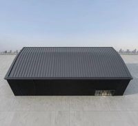Edificio Comercial Prefabricado de Estructura de Acero con Rejillas Metálicas Verticales y Entrada de Vidrio
