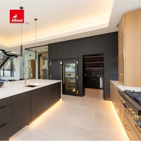 Armoires de cuisine en bois massif Alland Contemporary, gris foncé, en frêne naturel teinté, avec dessus en marbre et luminaires suspendus