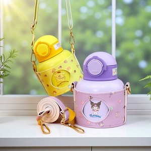 Botella de agua para niños Kuromi, 350 ml, de plástico reutilizable, con correa y tapa con cierre - Product Image 1