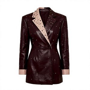 Blazer en cuir bordeaux clouté pour femme, veste cintrée à revers contrastant et manches longues - Product Image 4