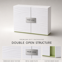 Boîte cadeau personnalisée à double ouverture avec texture ondulée et plaque nominative en métal