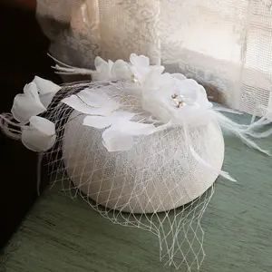 ผู้หญิงสีขาวงานแต่งงานเจ้าสาวลูกไม้ดอกไม้ด้านบนและขนนกมุก Phillbox ชุดชา Fascinator หมวกผ้าคลุมหน้า