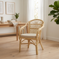 Fauteuil moderne Patani en rotin avec structure en bois, confortable et chaleureux, meuble de salon artisanal, durable et de haute qualité