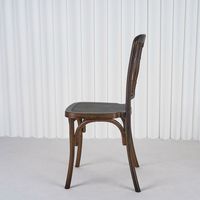 Chaise de salle à manger empilable en PP avec dossier à vis et structure en résine imperméable pour location événementielle et mariages en extérieur