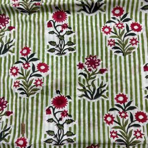 Tissu imprimé en coton blanc respirant et léger de qualité supérieure avec des rayures vertes verticales et des motifs floraux rouge cramoisi bordeaux - Product Image 4