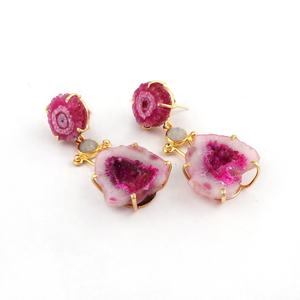 Boucles d'oreilles en or faites à la main Quartz solaire rose naturel Géode Druzy pierre précieuse en forme minuscule pour cadeau - Product Image 2