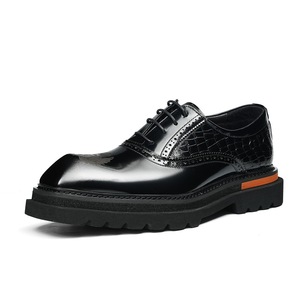 Nouvelles Chaussures en Cuir Oxford pour Hommes JiuZhou, Style Anglais, Gravées, à Semelles Épaisses et Bout Carré, avec Fonction Massage – Meilleures Ventes - Product Image 1