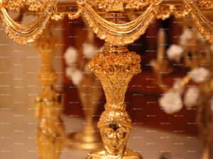 Table d'appoint <span class=keywords><strong>de</strong></span> style <span class=keywords><strong>cour</strong></span> royale française vintage, avec dessus <span class=keywords><strong>en</strong></span> céramique peinte à motifs floraux et finition laiton doré huilé, pour salle à manger <span class=keywords><strong>de</strong></span> villa - Product Image 5