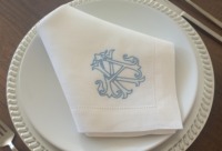 Serviettes en lin monogrammées à double initiale entrelacées, avec logo personnalisé brodé et ourlet festonné, réutilisables