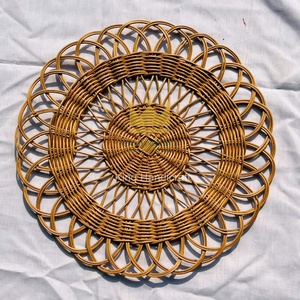 Assiette de présentation et set de table en rotin écologiques personnalisables, faits à la main au Vietnam, pour la maison et les fêtes - Product Image 1