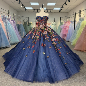 Vestido de Quinceañera Azul Marino con Brillo y Apliques Florales, Antiestático, con Cola de Capilla, de Organza, Modelo 1570 - Product Image 1