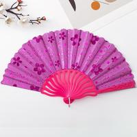 Éventail à main portable personnalisé en bambou pour cadeaux promotionnels Sculpté et peint Modèle de décoration publicitaire de style