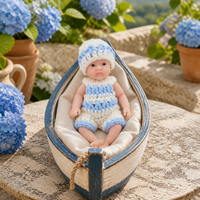 6 Zoll große, vollständig aus Silikon gefertigte Reborn-Babypuppe, wach, mit offenem Augenblick, blau-weißem Häkelstrampler und Mütze, Neugeborenenpuppe für Rollenspiele