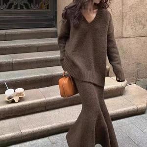 Conjunto de 2 Piezas Casual para Mujer, Suéter de Punto Suave con Cuello en V, Falda de Cola de Pez de Cintura Alta, Estilo Invernal Premium - Product Image 6