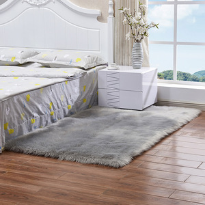 Tapis en peluche rectangulaire blanc et gris clair en fausse laine, lavable en machine, pour chambre à coucher et salon - Product Image 1