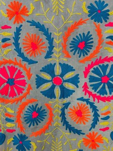 Couverture en coton Suzani faite à la main, couvre-lit brodé, textile ouzbek, décoration murale, décoration bohème pour la maison - Product Image 2