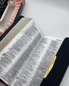 Santa <span class=keywords><strong>Biblia</strong></span> NKJV de Alta Calidad, <span class=keywords><strong>Serie</strong></span> Clásica, Edición Compacta, Impresión en Papel de Arte Prémium - Product Image 4