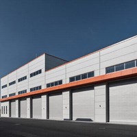 Bâtiment d'entrepôt préfabriqué en acier de style industriel moderne pour atelier et stockage, avec structure métallique rigide