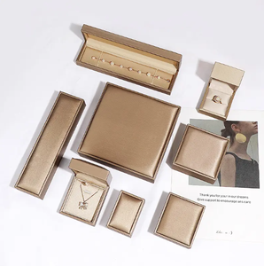 Boîte à bijoux en cuir noble avec logo personnalisé, coffret cadeau unique de luxe pour boucles d'oreilles et collier, boîte de rangement et d'emballage - Product Image 6