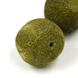 Heno de Alfalfa en Bolas Perforadas, Juguete para Masticar para Conejos, Cobayas y Chinchillas, Alimento Seco para Mascotas de Interior, Tamaño Mediano - Product Image 2