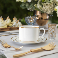 Ensemble classique de tasses à thé blanches et dorées — Ensemble de tasses à café et soucoupes en porcelaine fine pour mariage
