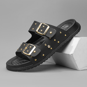 Sandalias Negras de PVC con Hebillas y Tachuelas Doradas, Punta Abierta, Suela de Goma Antideslizante, Zapatos de Verano para Hombre - Product Image 1
