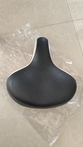 Selle de vélo <span class=keywords><strong>en</strong></span> <span class=keywords><strong>gel</strong></span> PU surdimensionnée personnalisée pour vélos et véhicules électriques avec un soutien et une ventilation robustes - Product Image 3