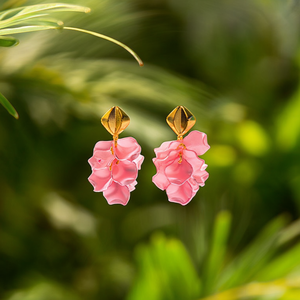 Pendientes de Moda con Volantes Rosados y Flores, Chapados en Oro PVD, Acero Inoxidable 316L, Sostenibles y Resistentes - Product Image 3