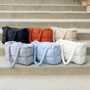 กระเป๋าถือทรงพัฟฟ์ขนาดใหญ่ สีพื้น กระเป๋าสะพายไหล่แบบเสื้อแจ็คเก็ตขนเป็ด กระเป๋าผ้าทรงคลาวด์สำหรับผู้หญิง - Product Image 5