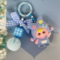 Porte-clés créatif 3D en forme de poupée floquée avec chapeau et nœud papillon, breloque de sac, accessoire de suspension pour clés de voiture et téléphone, vente en gros