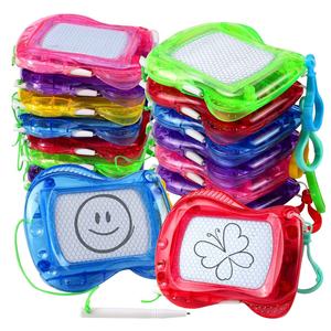 Oso pequeño para niños Mini tablero de escritura juguete blanco negro patrón Horizontal dibujo magnético mosquetón Memo pizarra - Product Image 1