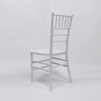 Chaises et table modernes en plastique Chiivari en résine blanche pour hôtel et mariage