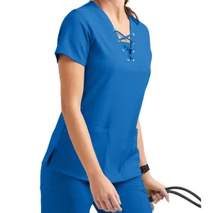 유행 디자인 맞춤형 스크럽 탑 및 바지 도매 유니폼 세트 의료 스크럽 슈트를 착용 간호사