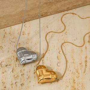 Collar con Colgante de Corazón de Acero Inoxidable de Moda, con Patrón de Rejilla Hueca, al Estilo de las Joyas de Moda de las Blogueras - Product Image 2