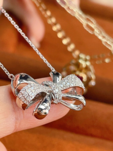 เครื่องประดับทองคำแท้ 18K ยี่ห้อซินฟลายสำหรับผู้หญิง จี้รูปผีเสื้อประดับเพชรธรรมชาติ สร้อยคอสำหรับใส่ทุกวัน - Product Image 2